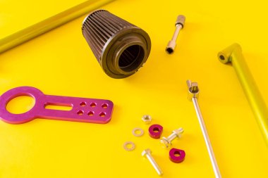 Düz konum araba yedek parça ayrıntıları masada izole, minimalist konsept