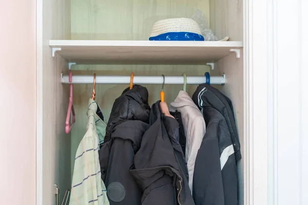 Um guarda-roupa em casa com alguns cabides e roupas — Fotografia de Stock