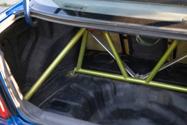 Dentro del coche de carreras deportivo con la caja de metal o la jaula, sistema de protección antibalanceo — Foto de Stock