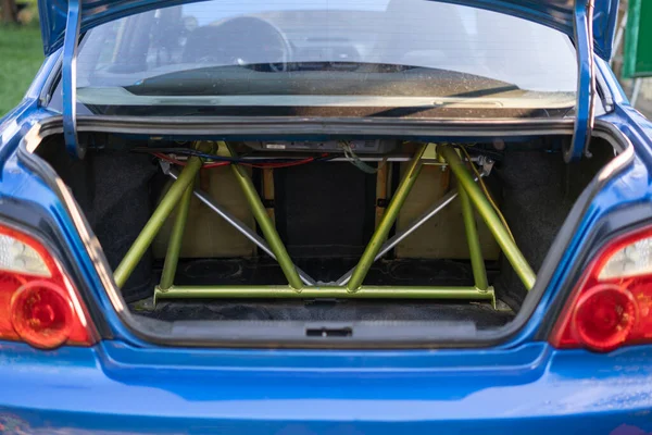 Dentro del coche de carreras deportivo con la caja de metal o la jaula, sistema de protección antibalanceo — Foto de Stock