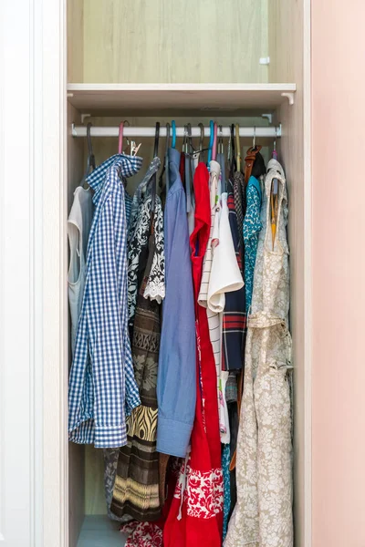 Домашний шкаф с вешалками и одеждой — стоковое фото