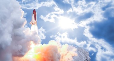 Bulutlu gökyüzündeki uzay mekiği NASA tarafından desteklenen uzay elementlerine doğru uçuyor.