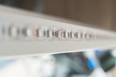 Kapalı uçağın makro görünümü evdeki mobilyaların üzerine konulmuş striptiz lambası