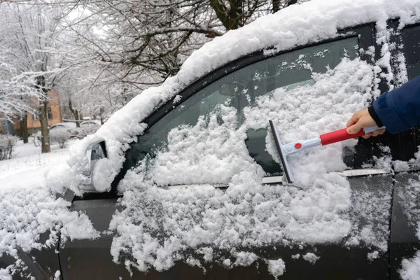 Mão Motorista Creaning Carro Neve Manhã Antes Viagem — Fotografia de Stock