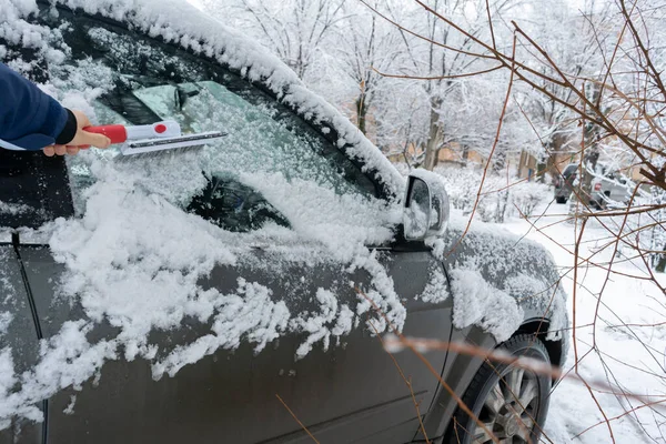 Ręka Kierowcy Pełzająca Śniegu Rano Przed Podróżą — Zdjęcie stockowe
