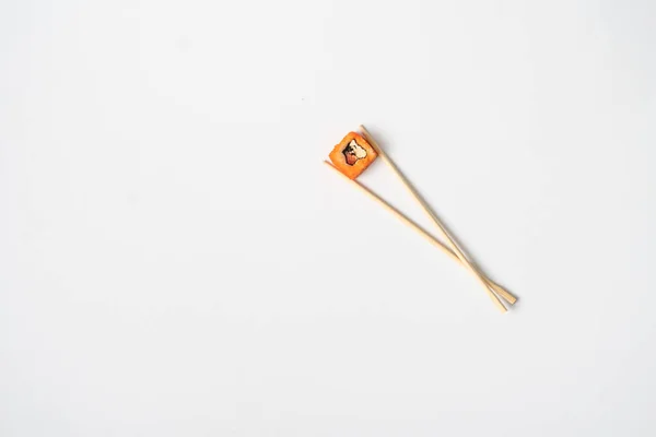 亚洲木制筷子的抽象概念 色面上有滚动式国产食品 — 图库照片