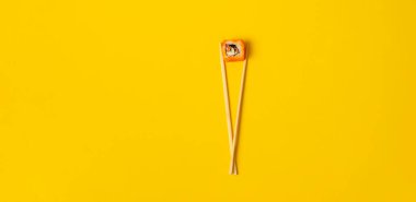 Asyalı ahşap çubukların soyut konsepti. Renk yüzeyinde yuvarlak ulusal yemek, geniş pankart.