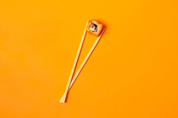 アジアの木の箸の抽象概念でロールナショナル料理を色面に — ストック写真