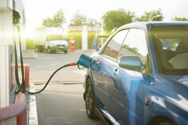 Benzin istasyonundaki spor arabaya benzin pompası yerleştirildi. Araca benzin döküldü.