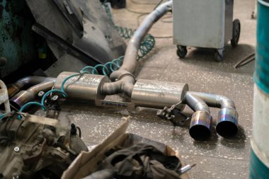 Otomobil atölyesindeki parçalanmış araba parçaları, makine servis istasyonu