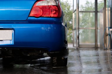 Temizlik servisi atölyesindeki araba temizleme işleminin makro görünümü