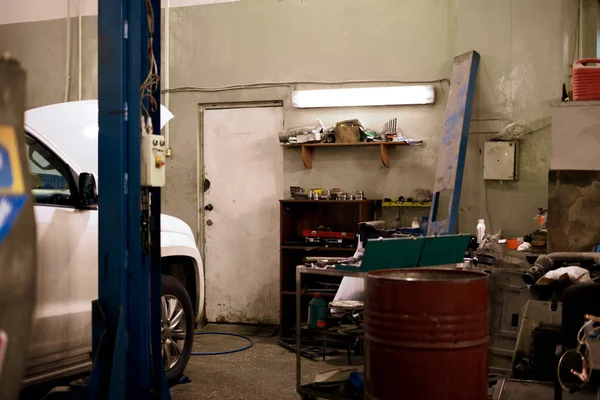 Un antiguo taller de servicio de coches polvorientos vintage dentro —  Fotos de Stock