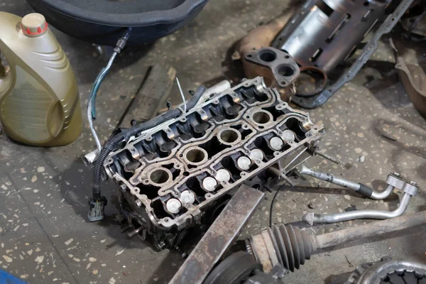 Um motor de motor de carro abstrato close-up, desmontado auto detalhe, corrigir problemas em serviço — Fotografia de Stock