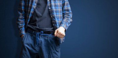 Genç erkek hippi ayakkabı bağcığı sıkı moda fikri duvara yapışmış.