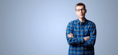 Gözlüklü, kareli gömlekli bir erkek, gözlüklü ve hastanede göz muayenesi yapıyor.