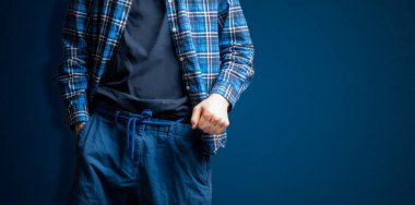 Genç erkek hippi ayakkabı bağcığı sıkı moda fikri duvara yapışmış.