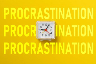 Kağıdı olan klasik analog saat üzerinde kelime geciktirme değil.