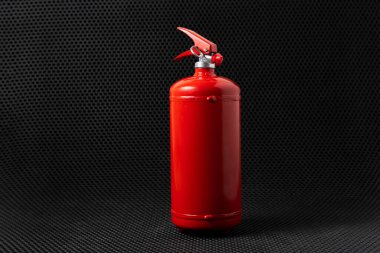 Soyut kırmızı yangın söndürücü izole edilmiş, güvenlik sorunu kavramı