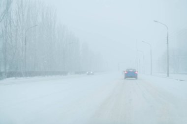 Şehirde tehlikeli fırtınalı hava, çöküş, karayolunda kar, kış mevsimi