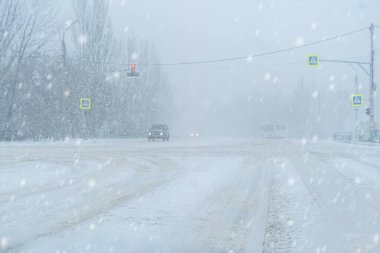 Kışın açık havada şiddetli kar yağışıweather forecast
