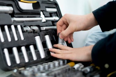 Projeyi yapmak için set dosyasından aracı alan işçi el