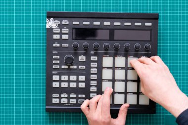 DJ ses yapımcısı parmakları davul makinesinde davul müziği çalıyor.