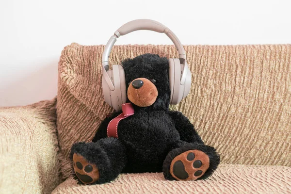 戴耳机的泰迪熊听音乐收音机 — 图库照片
