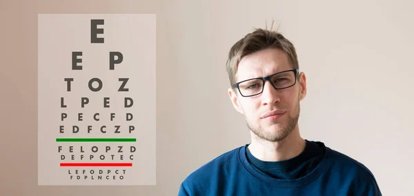 Молодой Человек Проверить Зрение Изучить Здоровье Тестовыми Буквами Диаграммы — стоковое фото