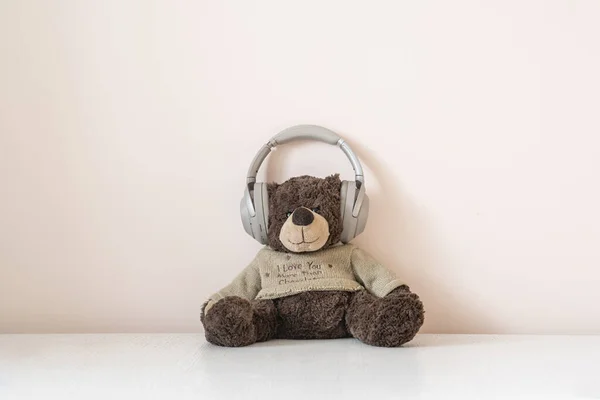 Teddy Maci Fülhallgatóban Hallgatni Audió Zene Rádiót — Stock Fotó
