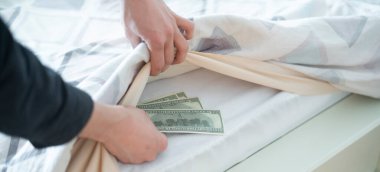 Evdeki gardıroptan gizli para zulasını almak.