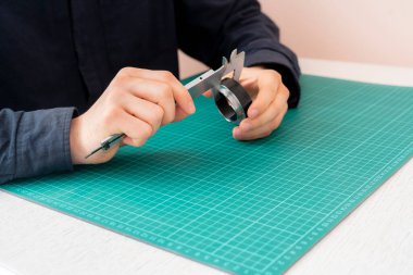 mühendislik el işi ve kalibreli araçla parçaları ölçmek