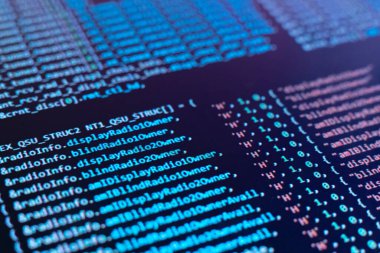 Üzerinde program kodu olan bir makro monitör ekranı, yeni php betiği oluşturur