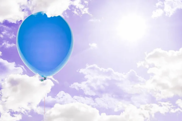 Een creatief idee van de ballon en de geschenkdoos vliegen in de lucht — Stockfoto