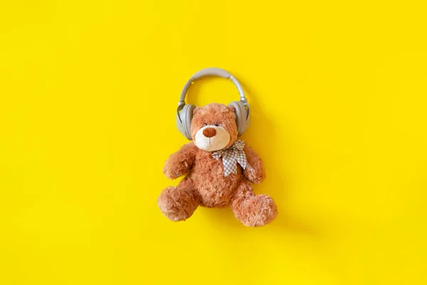 耳机里的泰迪熊，听音乐收音机 — 图库照片