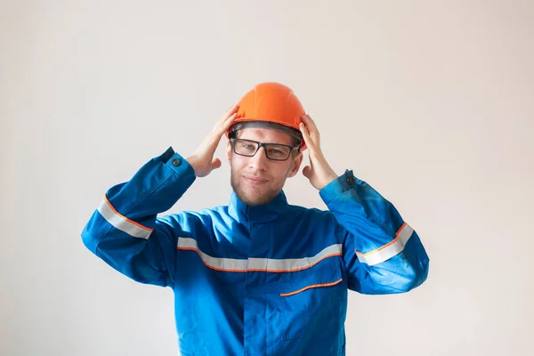 Un jeune travailleur masculin portant un casque, un équipement de sécurité industrielle — Photo