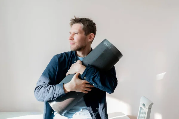 Un jeune homme tenant un tapis de yoga et le porter à la classe, copier l'espace, le sport et le concept de fitness — Photo