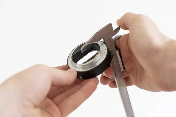 Інженерна рука працює і вимірює деталі за допомогою штангенциркулятора — стокове фото