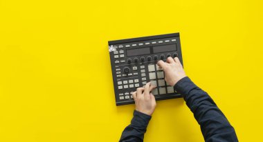 Bir dj ses yapımcısı parmakları davul makinesinde davul müziği çalar