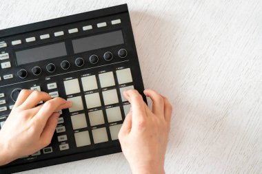 Bir dj ses yapımcısı parmakları davul makinesinde davul müziği çalar