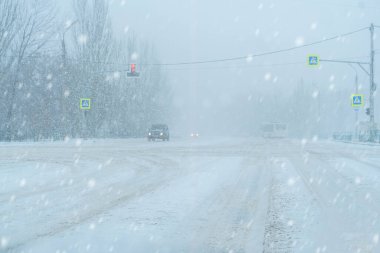 Kış mevsiminde açık havada şiddetli bir kar yağışı