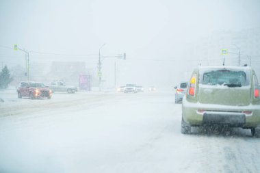 Şiddetli kar yağışı, arabalar, yayalar, yollar...
