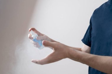 El yıkamak için antibakteriyel sprey kullanmak, sağlık hizmetleri dezenfektanı