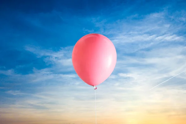 Uma ideia criativa do balão e da caixa de presente voar no ar — Fotografia de Stock