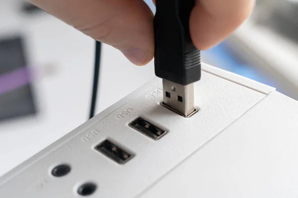 En makrovy över usb 3.0-dataanslutningen genom att sätta in trådportsutrustningen — Stockfoto