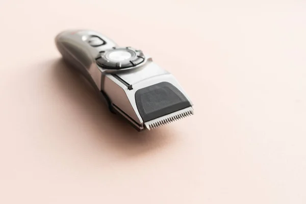 Simples cortador de cabelo abstrato único isolado no fundo da cor, acessório de barbearia — Fotografia de Stock