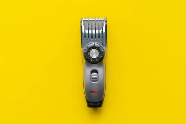Simples cortador de cabelo abstrato único isolado no fundo da cor, acessório de barbearia — Fotografia de Stock