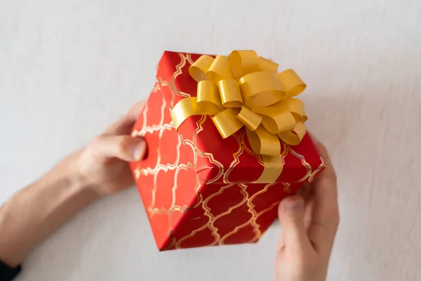 Верхний вид лица руки держать праздник подарок подарочная коробка — стоковое фото