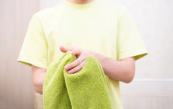 Человек сушит руки полотенцем в ванной комнате, стирает грязные руки — стоковое фото