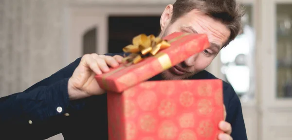 Uma pessoa abrir a caixa de presente dotado e verificar o que está dentro, surpresa nos feriados — Fotografia de Stock