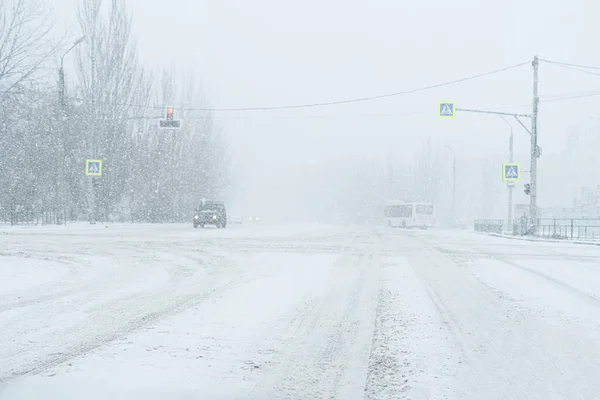 Небезпечна штормова погода в місті, крах, снігопад на шосе, зимовий сезон — стокове фото